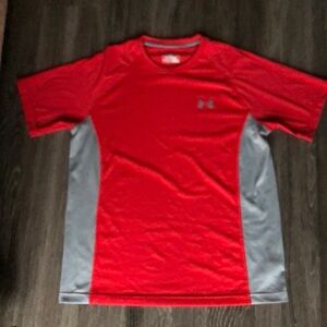 Under Armour Tshirt (Athletic shirt)